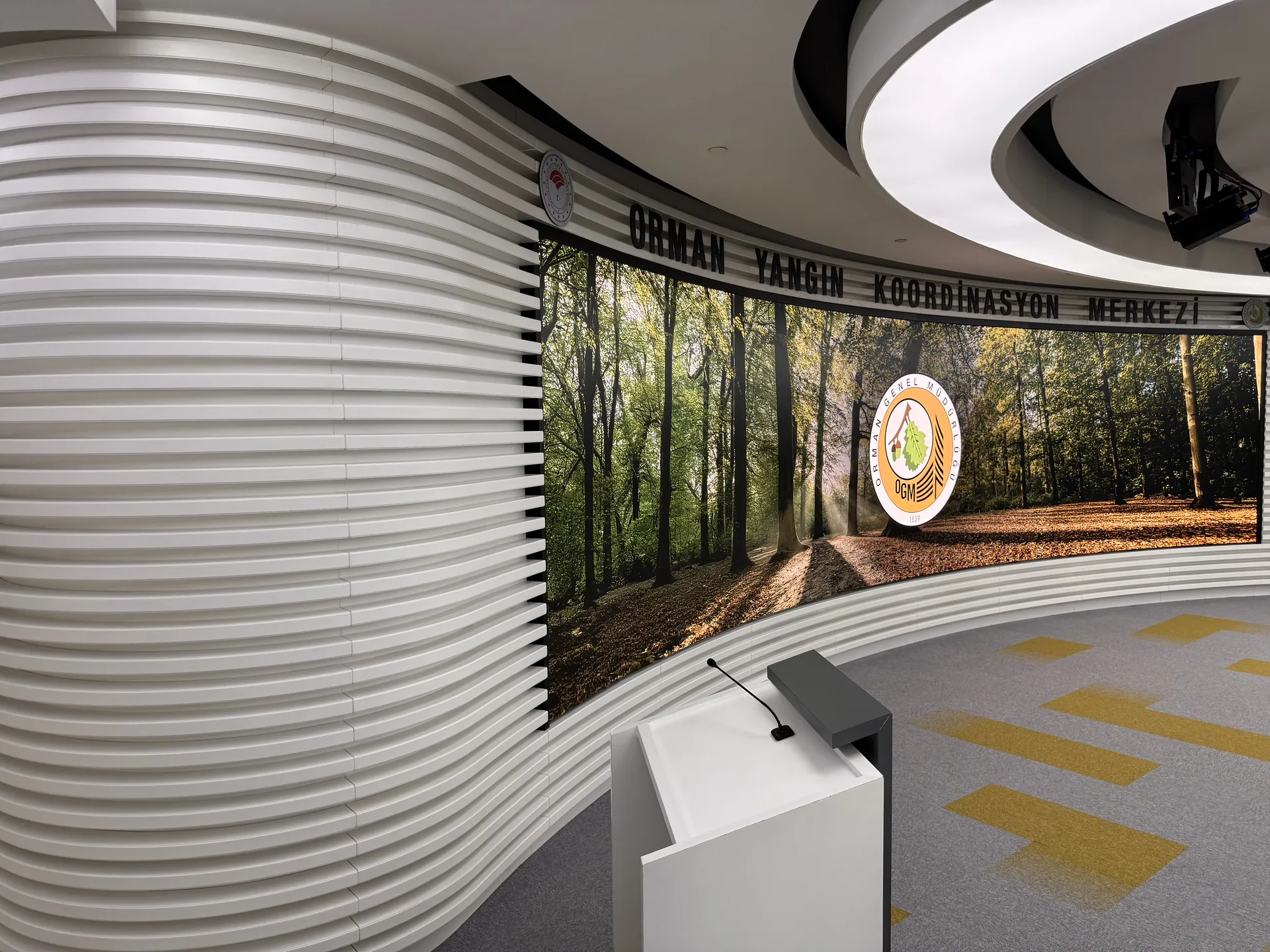 Kontrol merkezinin kavisli duvarına uygulanan curved LED ekran