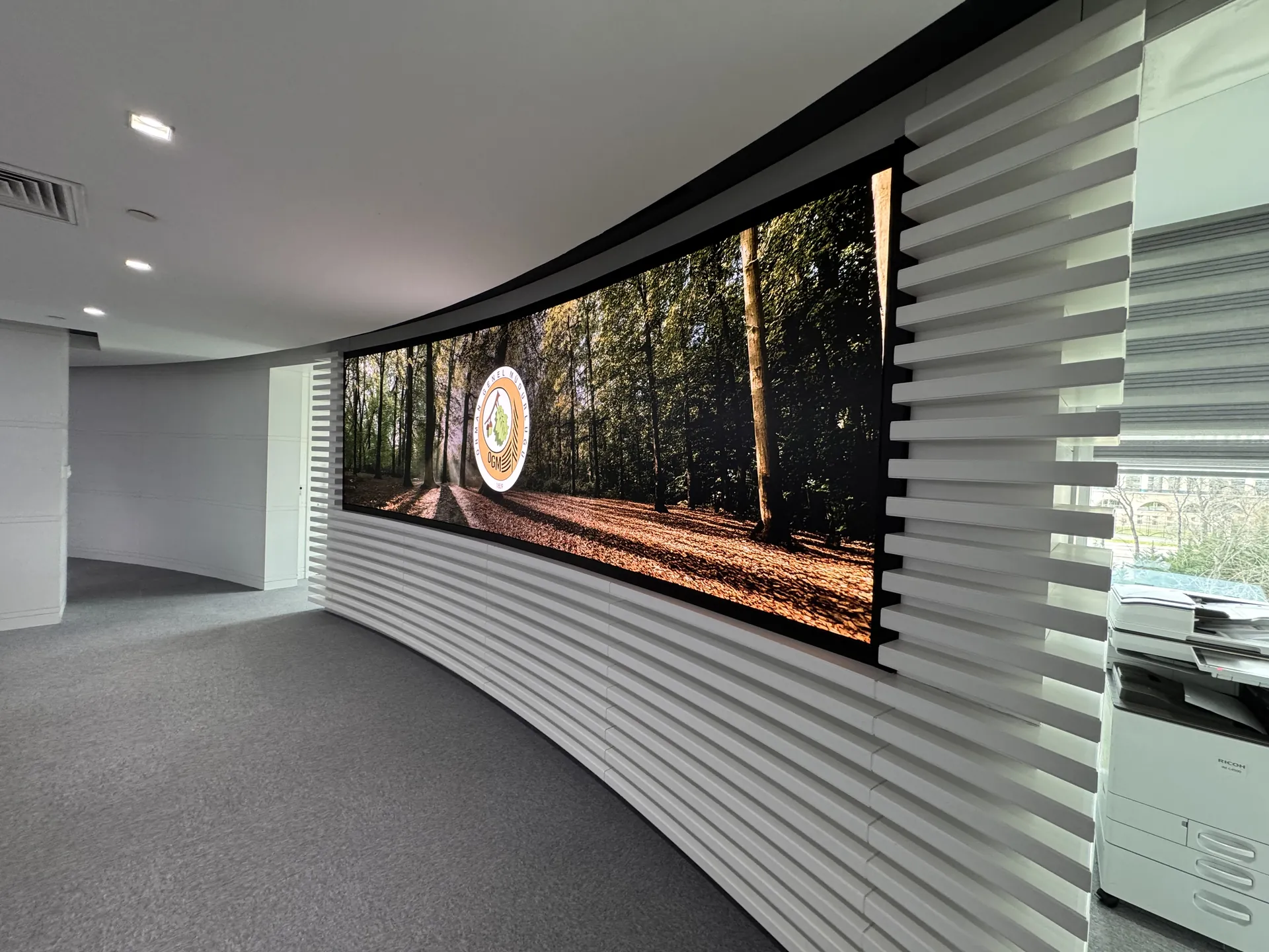 Kavisli LED ekranın salon girişinden görünümü
