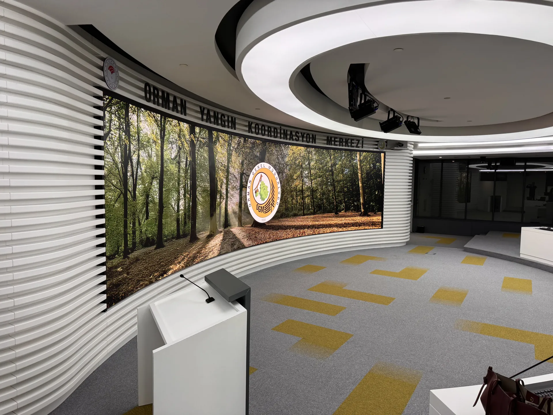 Orman Yangın Koordinasyon Merkezi — kürsü ve kavisli LED ekran