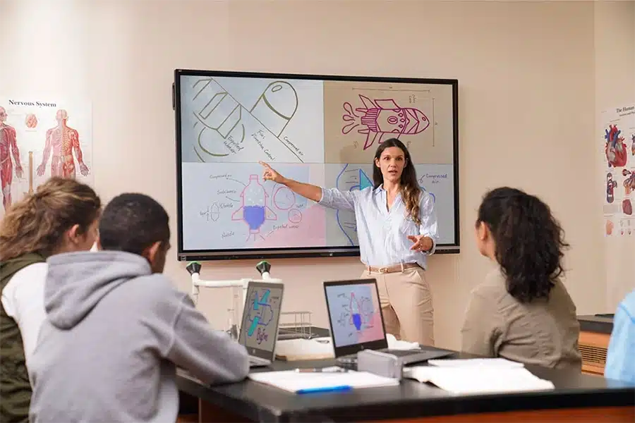 Sınıf Ortamında Akıllı Tahta ile İnteraktif Dersler Nasıl Verilir?